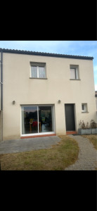 Photo de galerie - Traitement anti mousse dégraissant sur l’ensemble d’une façade