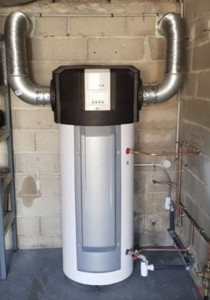 Photo de galerie - Chauffe_eau thermodynamique installé avec raccordement aeraulique et hydraulique. solution économique et performante pour la production d'eau chaude Sanitaire 