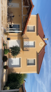 Photo de galerie - Enduit projeté finition gratter avec encadrement feutré autour des menuiseries 