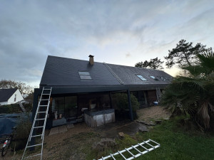 Photo de galerie - Nettoyage de toiture en cours à Carnac