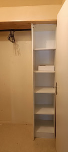 Photo de galerie - Création de dressing avec des étagères et barre de dressing 