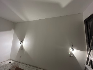 Photo de galerie - Installation applique mural, prise et interrupteur.