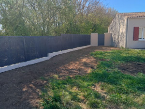 Photo de galerie - Réalisation muret et pose panneau grillage 