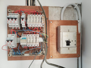 Photo de galerie - Vieux tableau triphasé à remplacer