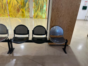 Photo de galerie - Siège salle d’attente réparé 