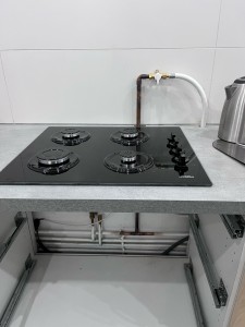 Photo de galerie - Soudure sur un circuit gaz pour un raccordement de cuisinière gaz et installation de la cuisinière gaz