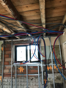 Photo de galerie - Posé de tube pour câble électrique, dans une pièce