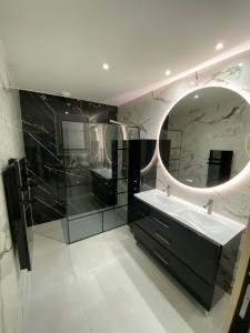 Photo de galerie - Une salle de bains totalement rénovée clef en main avec la réalisation du placo carrelage d’électricité ainsi que la plomberie.