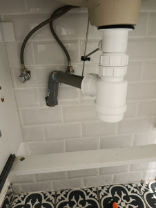 Photo de galerie - Installation siphon sous meuble salle de bain 