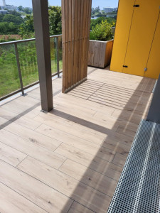 Photo de galerie - Réalisation d'un carrelage sur une terrasse extérieure 