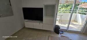 Photo de galerie - Meuble Ikea suspendu avec tv suspendu et deplacemét de prise derrière la tv