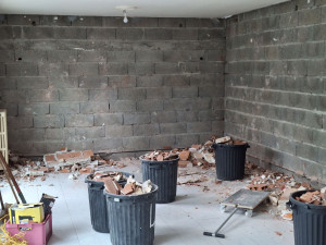 Photo de galerie - Mur de brique abattu et évacuer. 