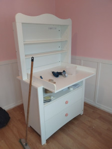 Photo de galerie - Table à langer avec commode et étagères intégrées