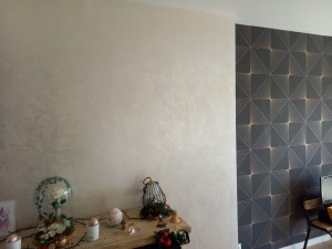 Photo de galerie - Travaux de decoration salle à manger pose de papier peint sur un mur et enduit decoratif sur continuité de mur 