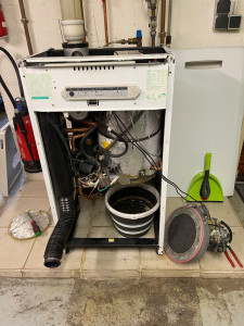 Photo de galerie - Entretien d’une chaudière Frisquet, nettoyage du corps de chauffe à l’eau. Nettoyage du filtre gaz, ainsi que brûleur. Vidange avec gonflage du vase d’expansion. 