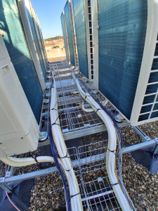 Photo de galerie - Mise en place de cablofil sur châssis pour climatisation VRV 