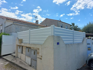 Photo de galerie - Pose des nouveaux brise vue persienne, sur mur en créneaux.