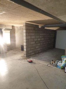 Photo de galerie - Travaux de maçonnerie & aménagement ?  Réalisation de cloison en parpaings dans garageCréation d’espace de stockage propre et fonctionnel  Travail propre et solide ✔️Disponible pour vos projets (garage, cave, aménagement…)