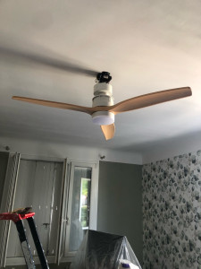 Photo de galerie - Assemblage , fixation et raccordement électrique ventilateur plafonnier 