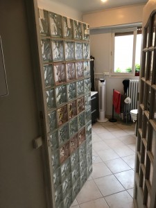 Photo de galerie - Réalisation d’une parois en brique de verre . 