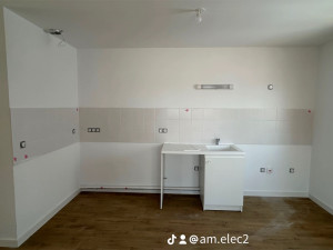 Photo de galerie - Pose des équipements électriques réalisée : prises, alimentations pour électroménager et points d’éclairage installés. Finitions et raccordements en cours.