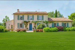 Photo de galerie - Tonte de pelouse et entretien des massifs ( Saint-Paul-de-Vence )

