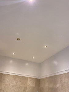 Photo de galerie - Ponçage et peinture mat au plafond avec mise des spot au plafond