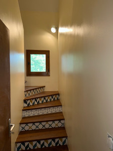 Photo de galerie - Finition des murs dans l’escalier (après )