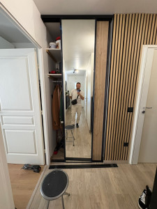 Photo de galerie - Installation de panneaux de bois plus prise et interrupteur et porte de placards 