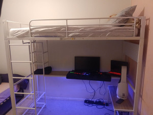 Photo de galerie - Montage delit mezzanine avec bureau et penderie intégré.