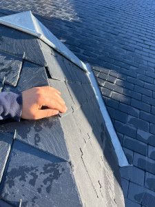 Photo de galerie - Réalisation des noues en zinc sur ardoise 32x22