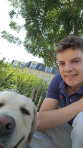 Photo de galerie - Passionné par les animaux, j’ai toujours vécu avec chiens et chats. J’ai l’habitude de m’occuper d’eux au quotidien : balades, jeux, repas, soins… Je propose des gardes à domicile ou des promenades, selon vos besoins.