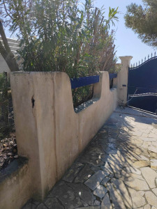 Photo de galerie - Réparation du mur et nettoyage au Karcher avant la mise en enduit 