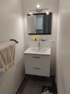 Photo de galerie - Pose d'un ensemble meuble vasque et miroir avec luminaire