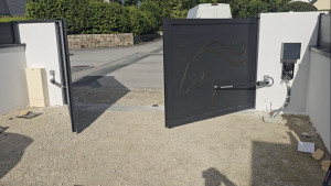 Photo de galerie - Pose et remplacement de motorisation uniquement, pour portail coulissant comme battant, avec ou sans visiophone ou interphone.