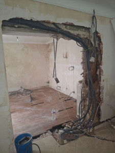 Photo de galerie - Tirage des cables pour une nouvelle cuisine.