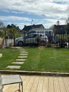Photo de galerie - Aménagement complet 
Cloture, terrasse bois, pose de dalle béton pour le passage, gazon et pose robot tondeuse
