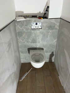 Photo de galerie - Pose de toilette suspendu plus réalisation carrelage 