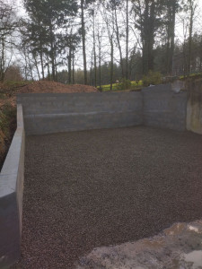 Photo de galerie - Fondation plus montage d'un mur en agglo avec 3 ceintures plus mise en gravier de la cour