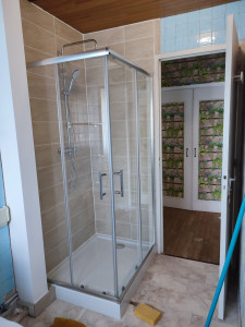 Photo de galerie - Installation d'une nouvelle installation d'eau, nouvelle douche, receveur de douche et carrelage