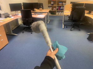 Photo de galerie - Nettoyage de bureaux – Service professionnel  Intervention de nettoyage dans un espace de travail.  ✔ Dépoussiérage du mobilier et des équipements ✔ Nettoyage des surfaces et des postes de travail ✔ Entretien des sols