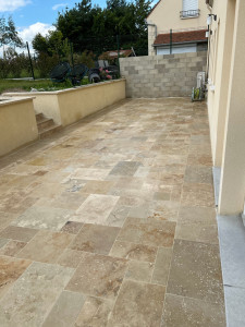 Photo de galerie - Pose de travertin opus avec création de caniveau 