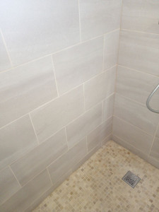 Photo de galerie - Pose décalée, faïence effet pierre gris clair 20x40 