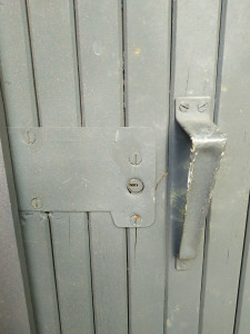 Photo de galerie - Remplacement de serrure de porte de garage ou de cave.
