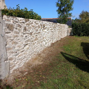 Photo de galerie - Pose de joint de chaux sur mur ancien