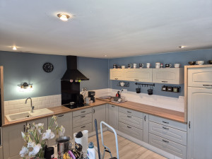 Photo de galerie - Réalisation d'une cuisine aménagée : plan de travail, faïence, pose d'évier, table de cuisson et réfection des murs.