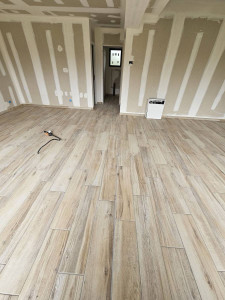 Photo de galerie - Pose carrelage imitation parquet 
