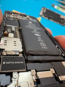 Photo de galerie - Technicien en réparation smartphone écran cassé. changement de batterie. problème de connecteur de charge je suis disponible 24 heures sur 24, 7 jours sur 7 intervention rapide Paris alentours département 94 et les environs périmètre d'intervention 30 km