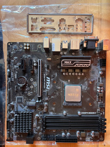 Photo de galerie - Carte mère et processeur avant nettoyage pour remise en service.