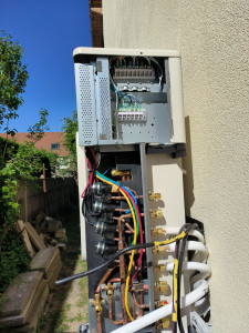 Photo de galerie - Installation électrique sur une climatisation extérieure 